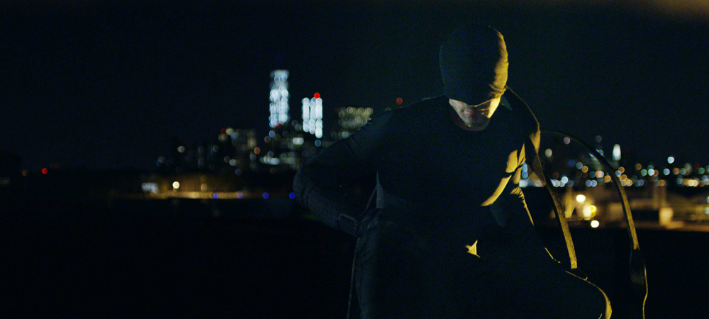 Comme dans le comics, Daredevil commence sa guerre avec un costume noir.